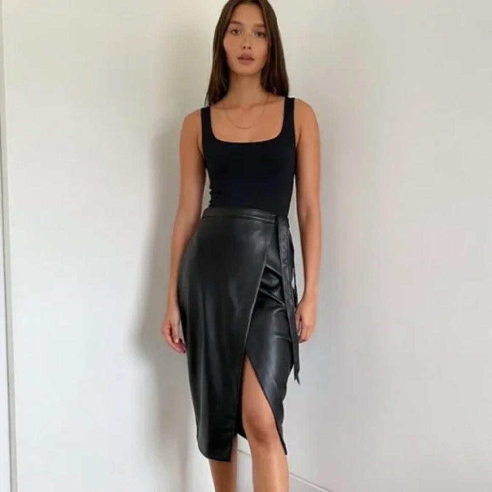 Babaton Aritzia Pelli Vegan Leather Pencil Skirt | Size 6